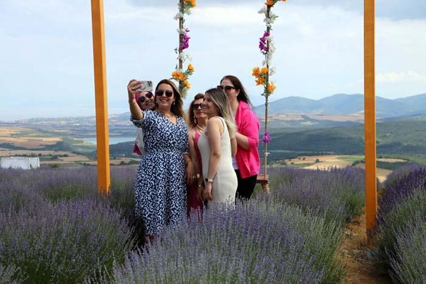 Mor salkımlı poz... Lavanta bahçeleri ziyarete açıldı