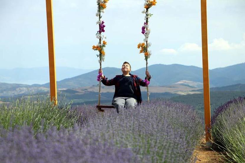 Mor salkımlı poz... Lavanta bahçeleri ziyarete açıldı