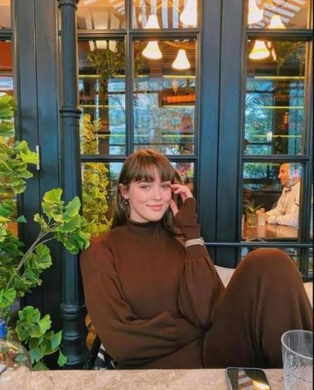 Zehra Güneş kırmızı elbisesiyle sevenlerinin karşısına çıktı