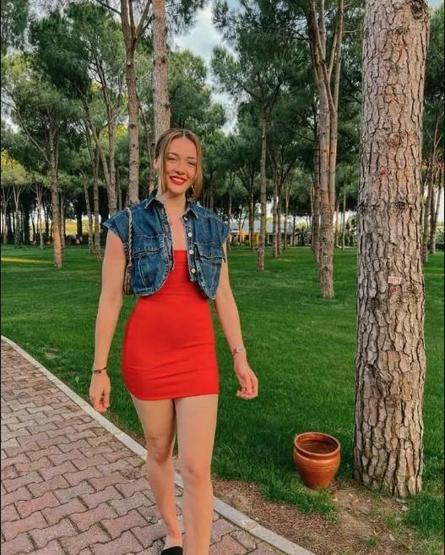 Zehra Güneş kırmızı elbisesiyle sevenlerinin karşısına çıktı