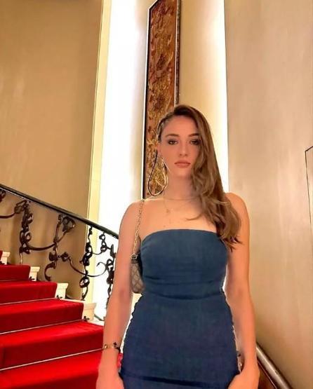 Zehra Güneş kırmızı elbisesiyle sevenlerinin karşısına çıktı