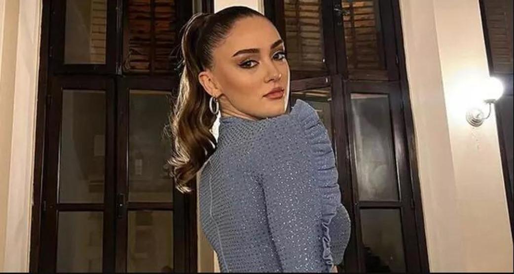 Zehra Güneş kırmızı elbisesiyle sevenlerinin karşısına çıktı