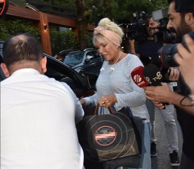 Ajda Pekkan lüks restorandan köpeğine mama aldı