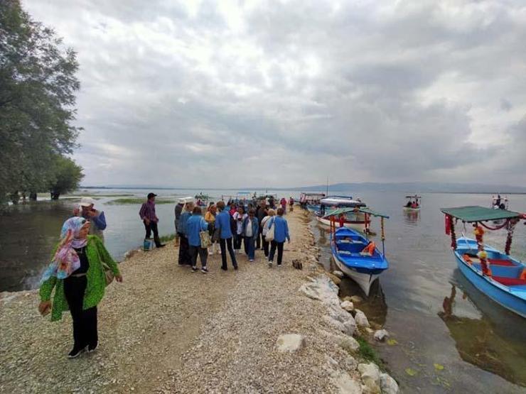 Türkiyenin en büyük nilüfer tarlası Çivril Işıklı Gölü ziyaretçi akınına uğruyor