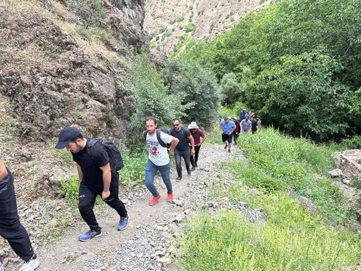 Yüksekovalı dağcılar Kaval Şelalesi’ni gezdi
