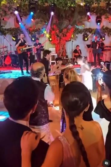 Hande Erçel ve Hakan Sabancının romantik anları Gözlerini sevgilisinden alamadı