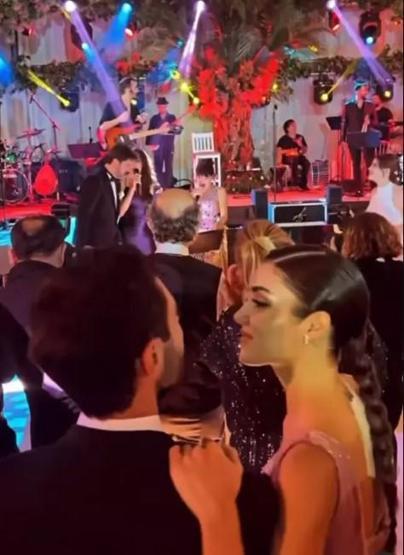 Hande Erçel ve Hakan Sabancının romantik anları Gözlerini sevgilisinden alamadı