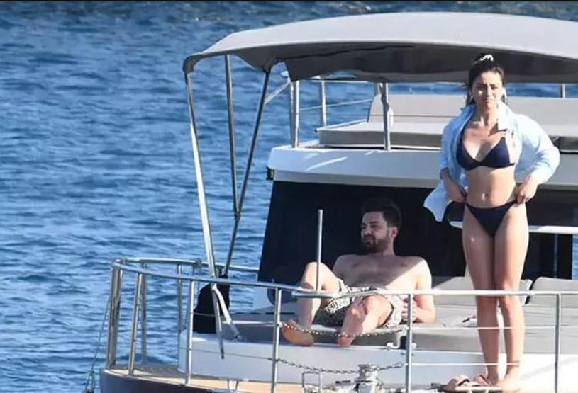 Aşıklar tekne tatilinde Sıla Türkoğlu ile Alp Navruz böyle görüntülendi