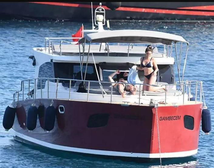 Aşıklar tekne tatilinde Sıla Türkoğlu ile Alp Navruz böyle görüntülendi