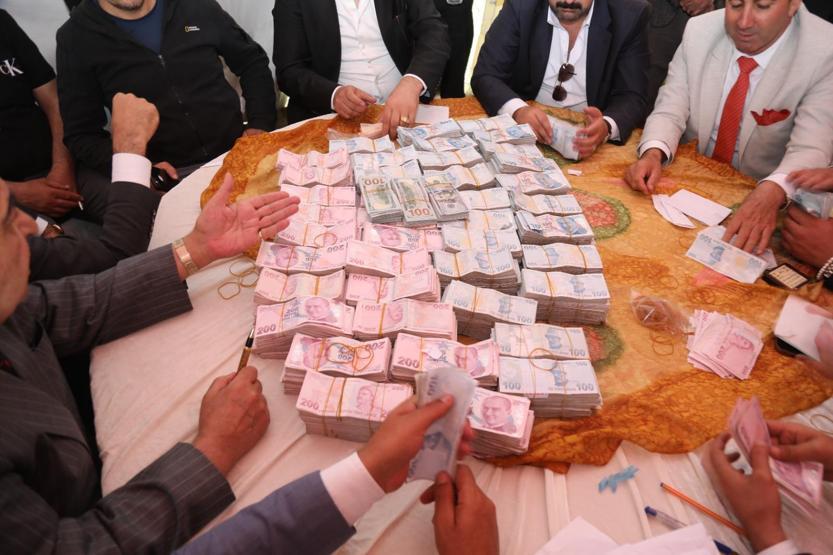 5 saat süren takı töreni: Damada 6 milyon lira, geline 4 kilo altın