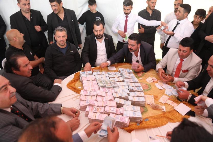 5 saat süren takı töreni: Damada 6 milyon lira, geline 4 kilo altın