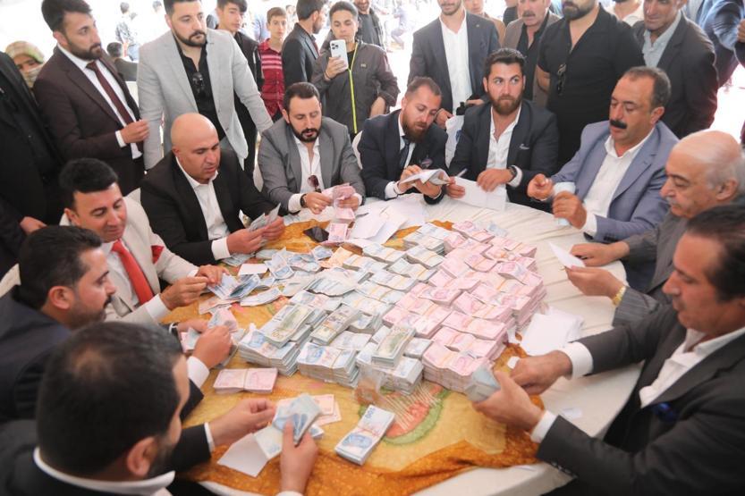 5 saat süren takı töreni: Damada 6 milyon lira, geline 4 kilo altın