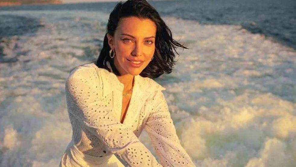 Tuvana Türkay tatilde Pozlarına beğeni yağdı