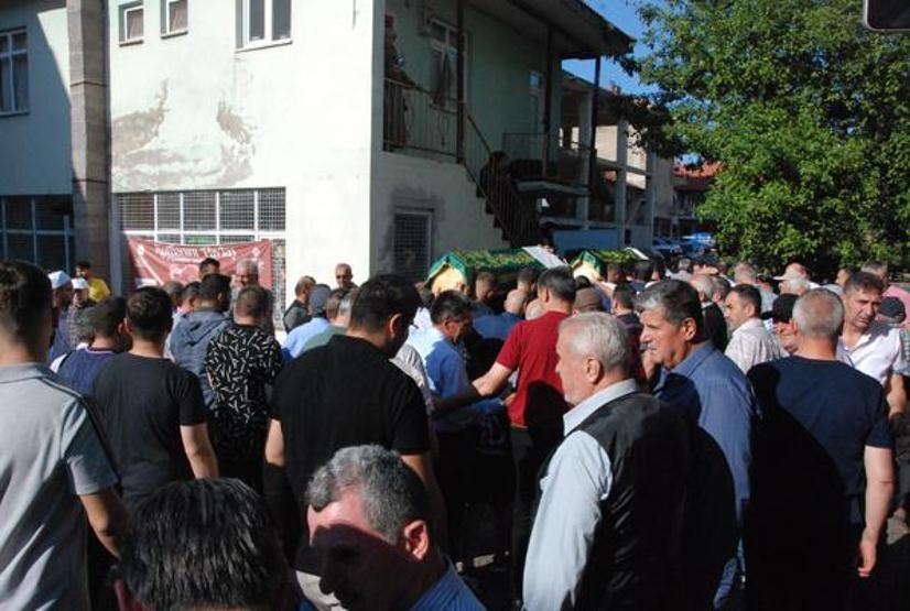 Bayram tatili için geldikleri köyde trafik kazasında ölen aile defnedildi