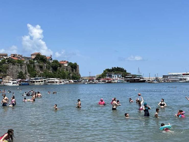 Tarihi ilçe Amasra, nüfusunun 10 katı ziyaretçi ağırlıyor
