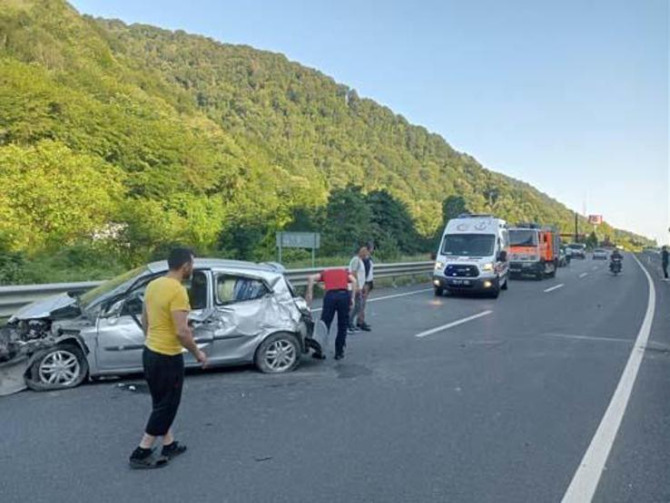 Otomobil bariyerlere çarptı; 1 ölü, 1 yaralı