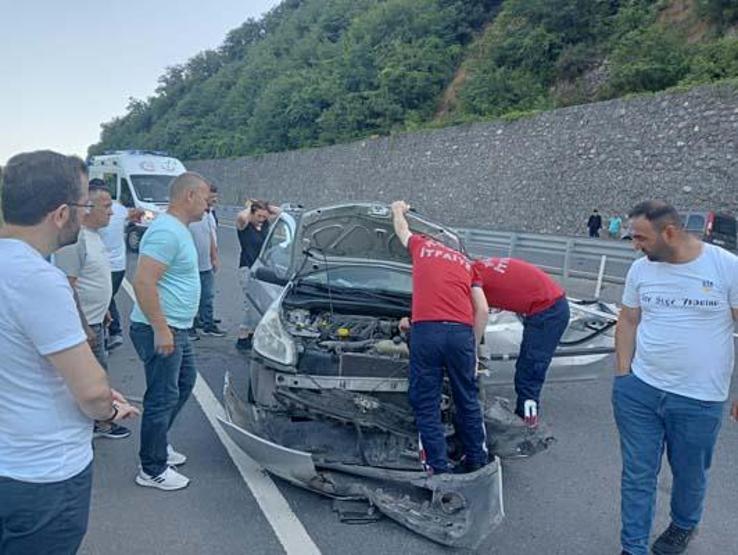Otomobil bariyerlere çarptı; 1 ölü, 1 yaralı