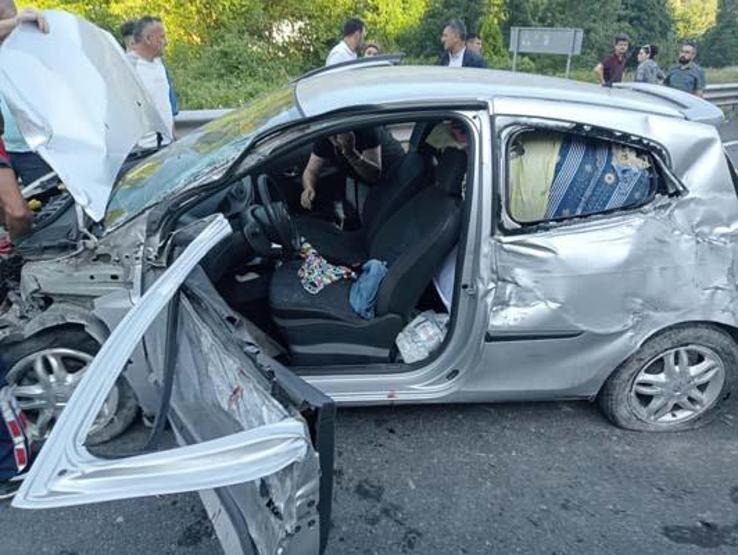 Otomobil bariyerlere çarptı; 1 ölü, 1 yaralı