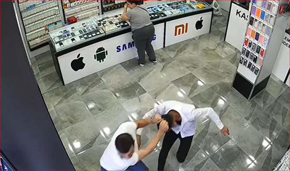 Avcılarda cep telefonu hırsızına dayak