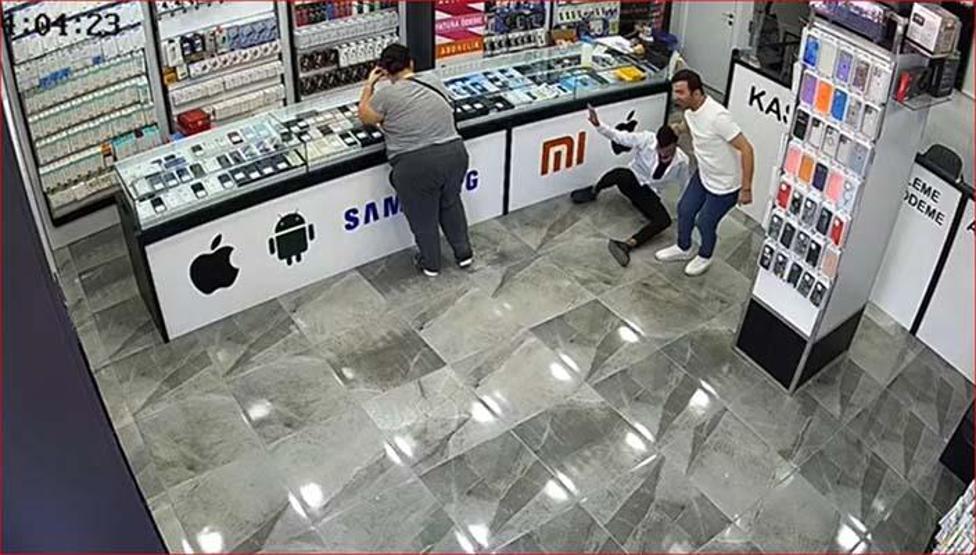Avcılarda cep telefonu hırsızına dayak