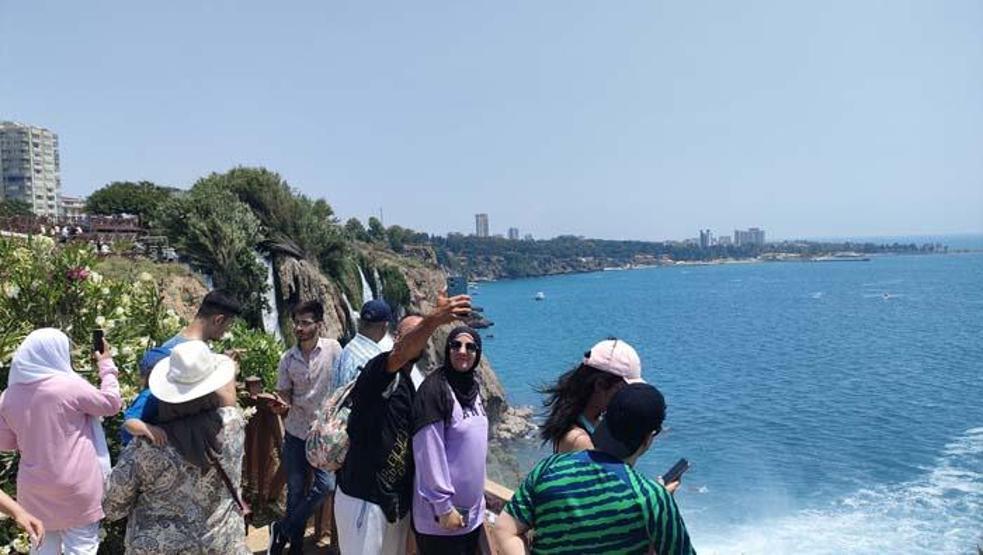 Antalyanın dünyaca ünlü şelalesine ziyaretçi akını