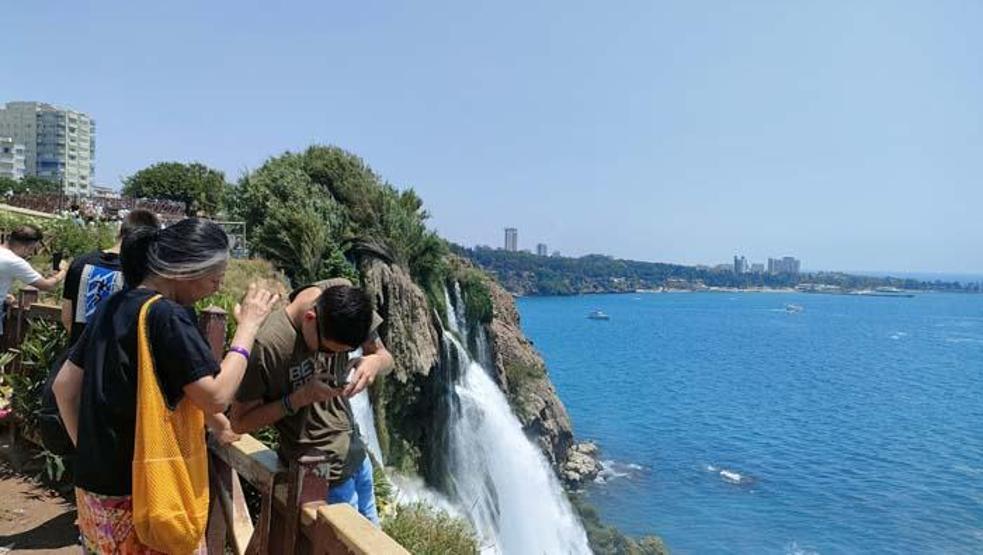 Antalyanın dünyaca ünlü şelalesine ziyaretçi akını