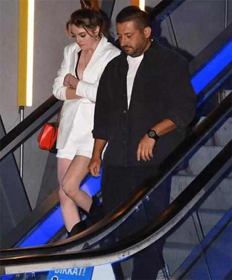 Melis Sezen sevgilisini öpmeye doyamadı