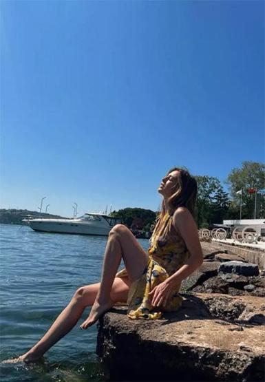 Melis Sezenden havuz başında poz
