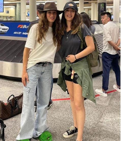 Serenay Sarıkaya terlikleri ve kovboy şapkasıyla gündem oldu