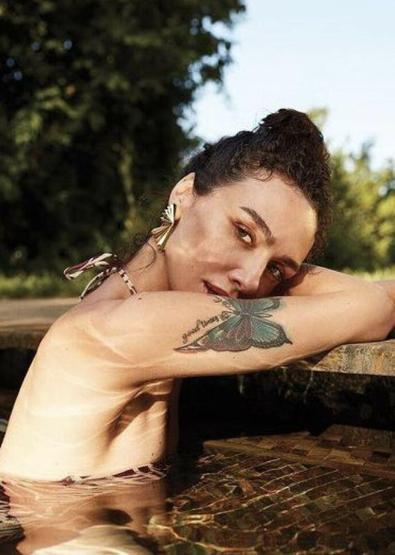 Birce Akalay genç kızlara taş çıkarttı
