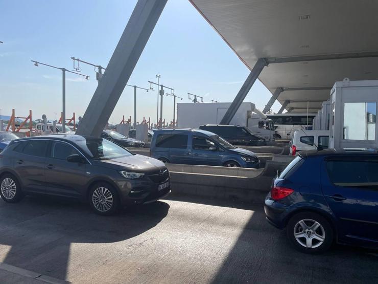 Tatilciler dönüyor Kilometrelerce kuyruk oluştu
