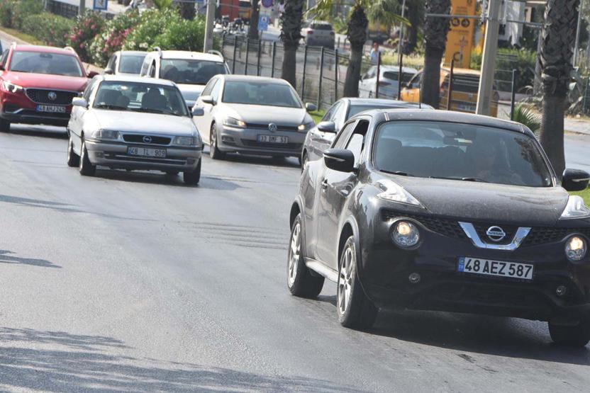 Tatilciler dönüyor Kilometrelerce kuyruk oluştu