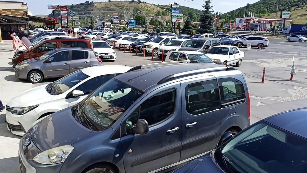 Tatilciler dönüyor Kilometrelerce kuyruk oluştu
