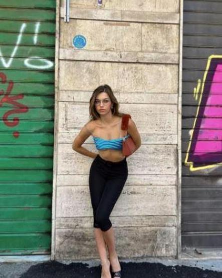 Afra Saraçoğlu sosyal medyanın diline düştü Büstiyeri yorgana benzetildi