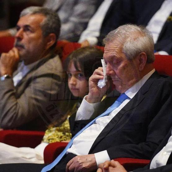 Aziz Yıldırımın duygusal anları Ağlamamak için kızının elini tuttu
