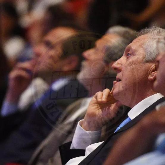 Aziz Yıldırımın duygusal anları Ağlamamak için kızının elini tuttu