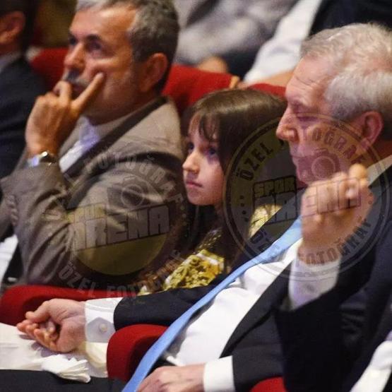 Aziz Yıldırımın duygusal anları Ağlamamak için kızının elini tuttu