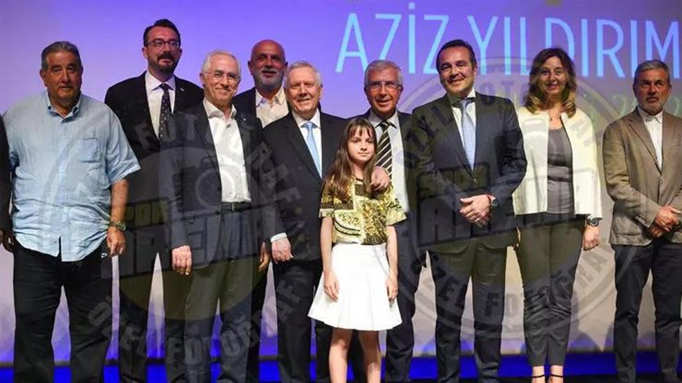 Aziz Yıldırımın duygusal anları Ağlamamak için kızının elini tuttu