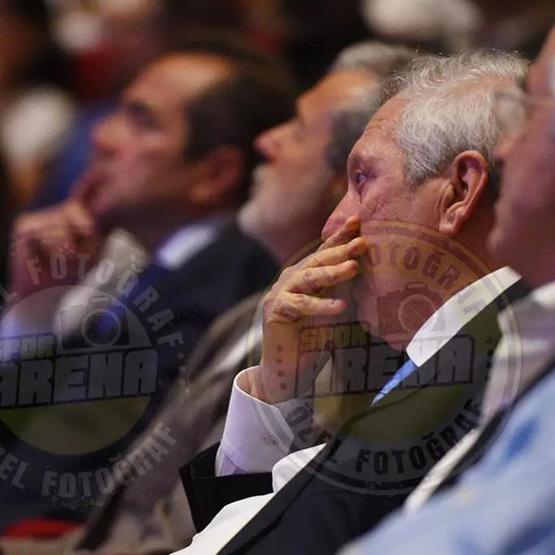 Aziz Yıldırımın duygusal anları Ağlamamak için kızının elini tuttu