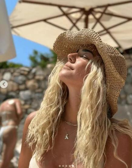 Survivor Aycan Yanaçtan Alaçatı pozları