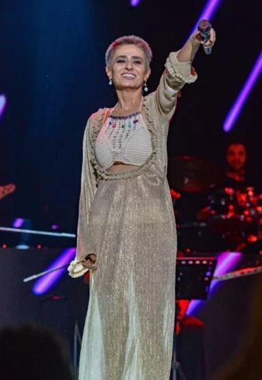 Yıldız Tilbe sahnede peruğunu çıkardı