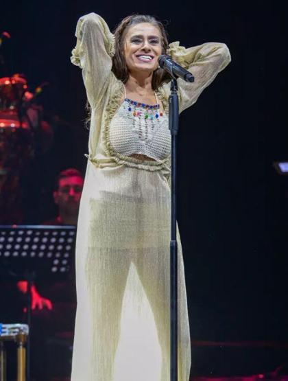 Yıldız Tilbe sahnede peruğunu çıkardı