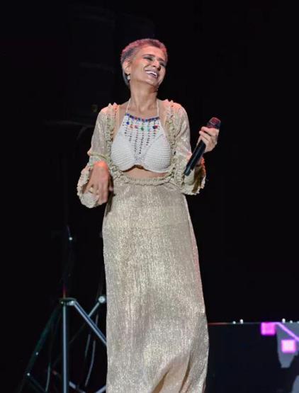 Yıldız Tilbe sahnede peruğunu çıkardı