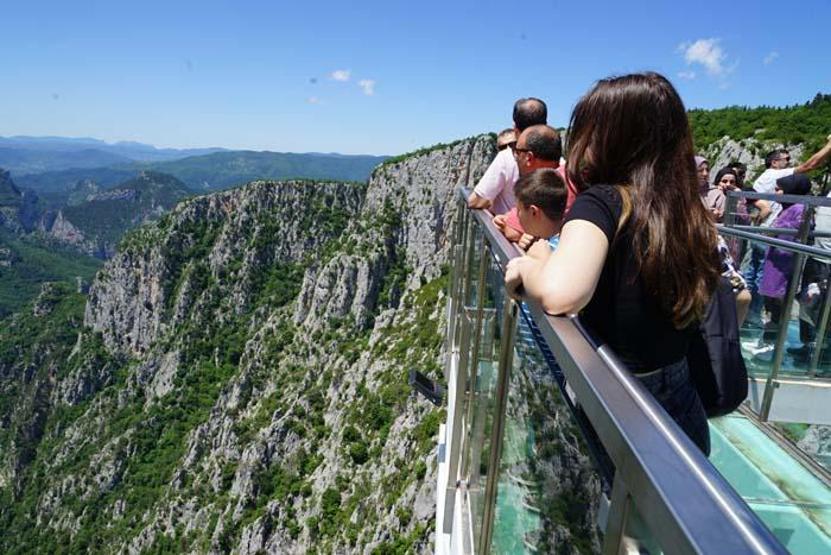 450 metre yükseklikteki kanyon üzerindeki cam teras nefes kesiyor
