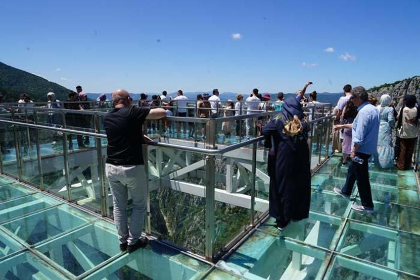 450 metre yükseklikteki kanyon üzerindeki cam teras nefes kesiyor