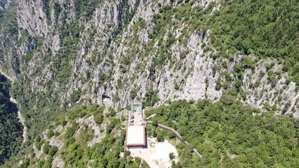 450 metre yükseklikteki kanyon üzerindeki cam teras nefes kesiyor