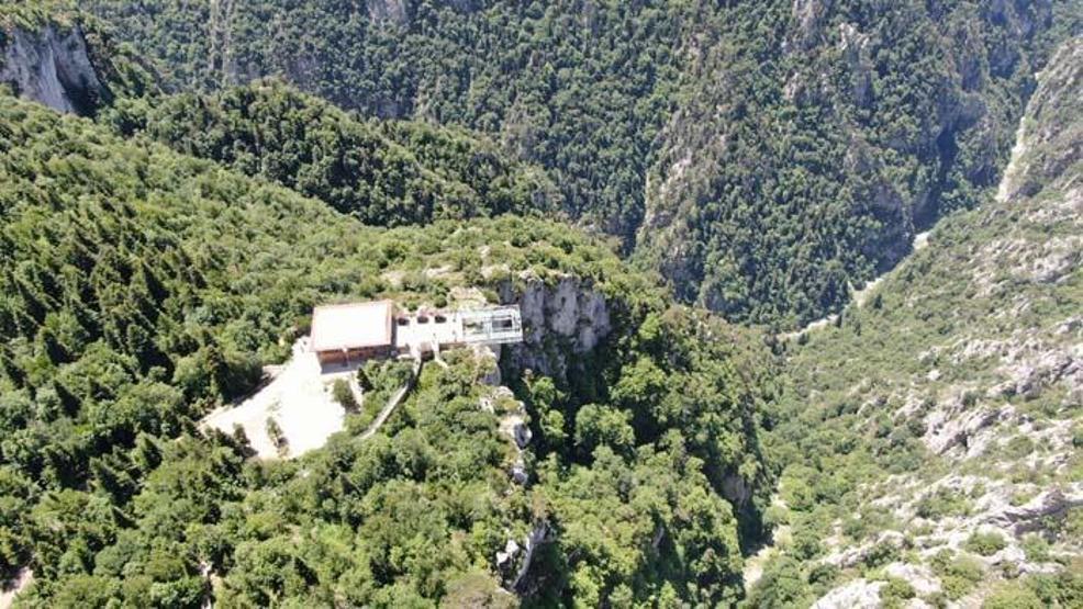 450 metre yükseklikteki kanyon üzerindeki cam teras nefes kesiyor