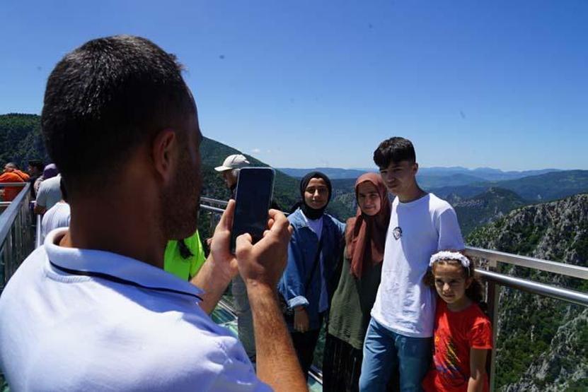 450 metre yükseklikteki kanyon üzerindeki cam teras nefes kesiyor
