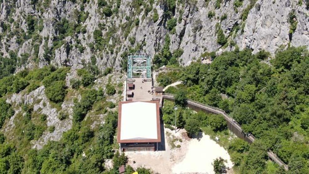 450 metre yükseklikteki kanyon üzerindeki cam teras nefes kesiyor
