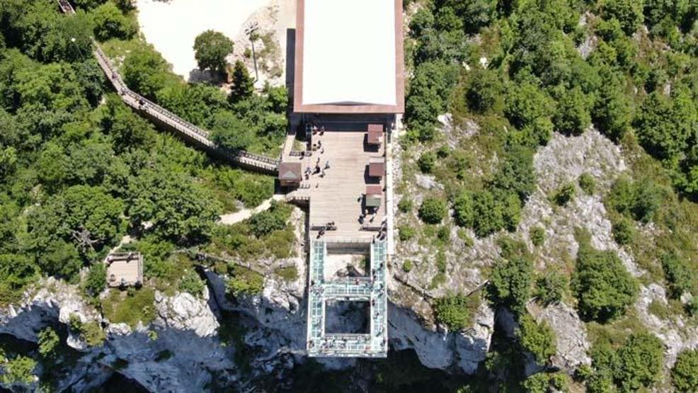 450 metre yükseklikteki kanyon üzerindeki cam teras nefes kesiyor